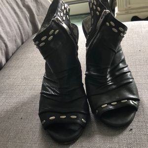 Vince Camuto bootie size 6